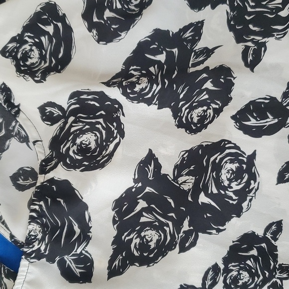 Torrid sz 0 white open back top with black roses - Picture 10 of 12